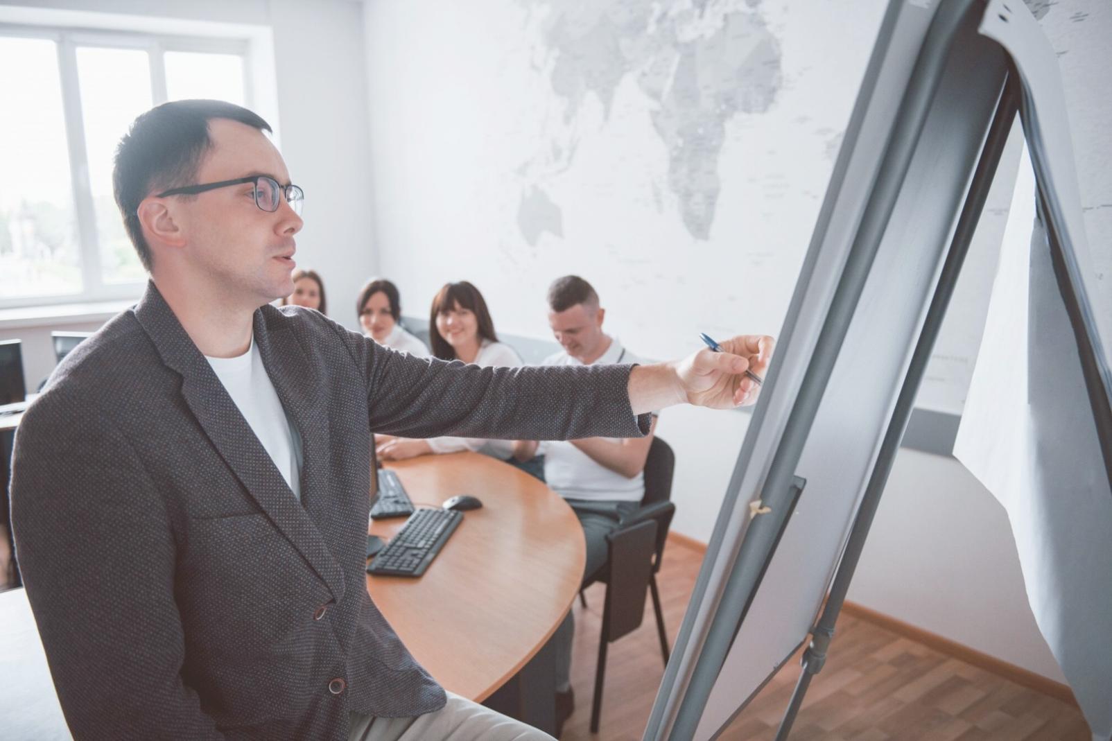 Análisis de datos financieros para ajuste de presupuesto estacional