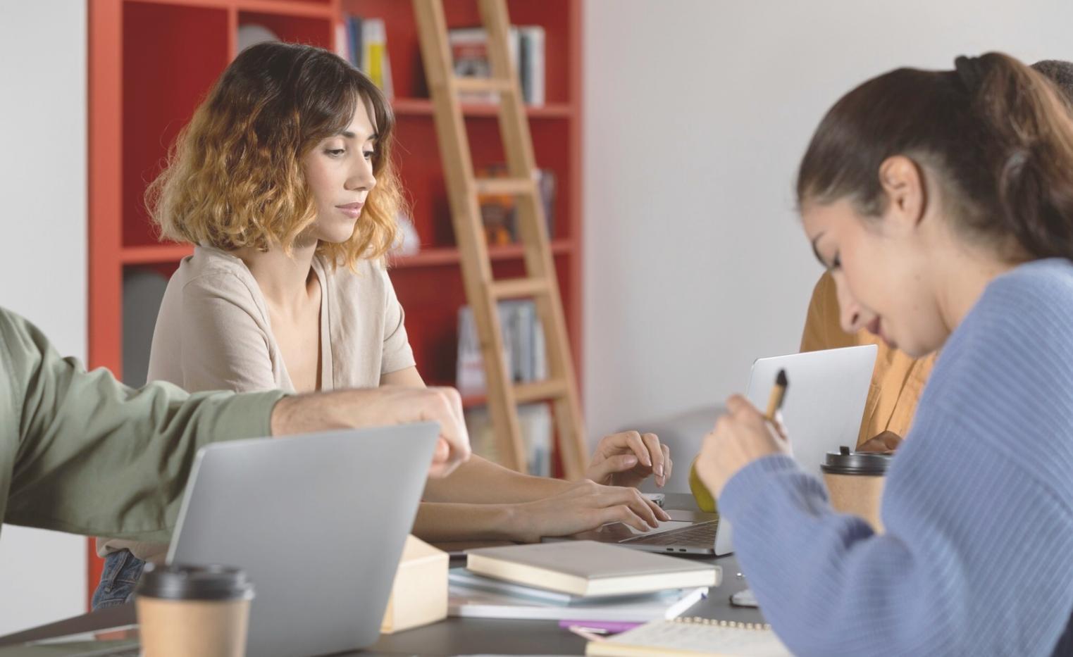 Reunión de equipo revisando estrategias de presupuesto