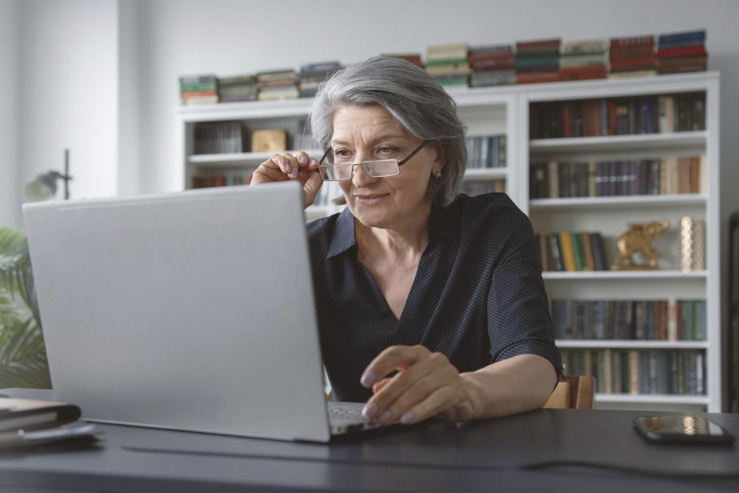 Espacio de trabajo con documentos financieros y planificación estacional