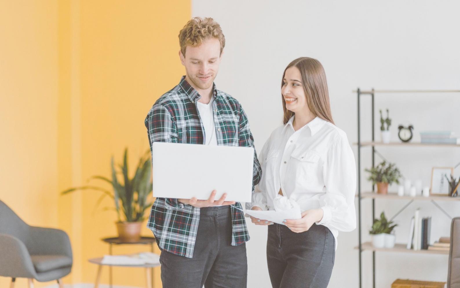 Sesión de planificación financiera con documentos y análisis